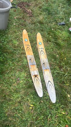 Vintage skis