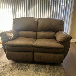 Cozy Brown Loveseat – Comfortable & Stylish Seating for Any Room