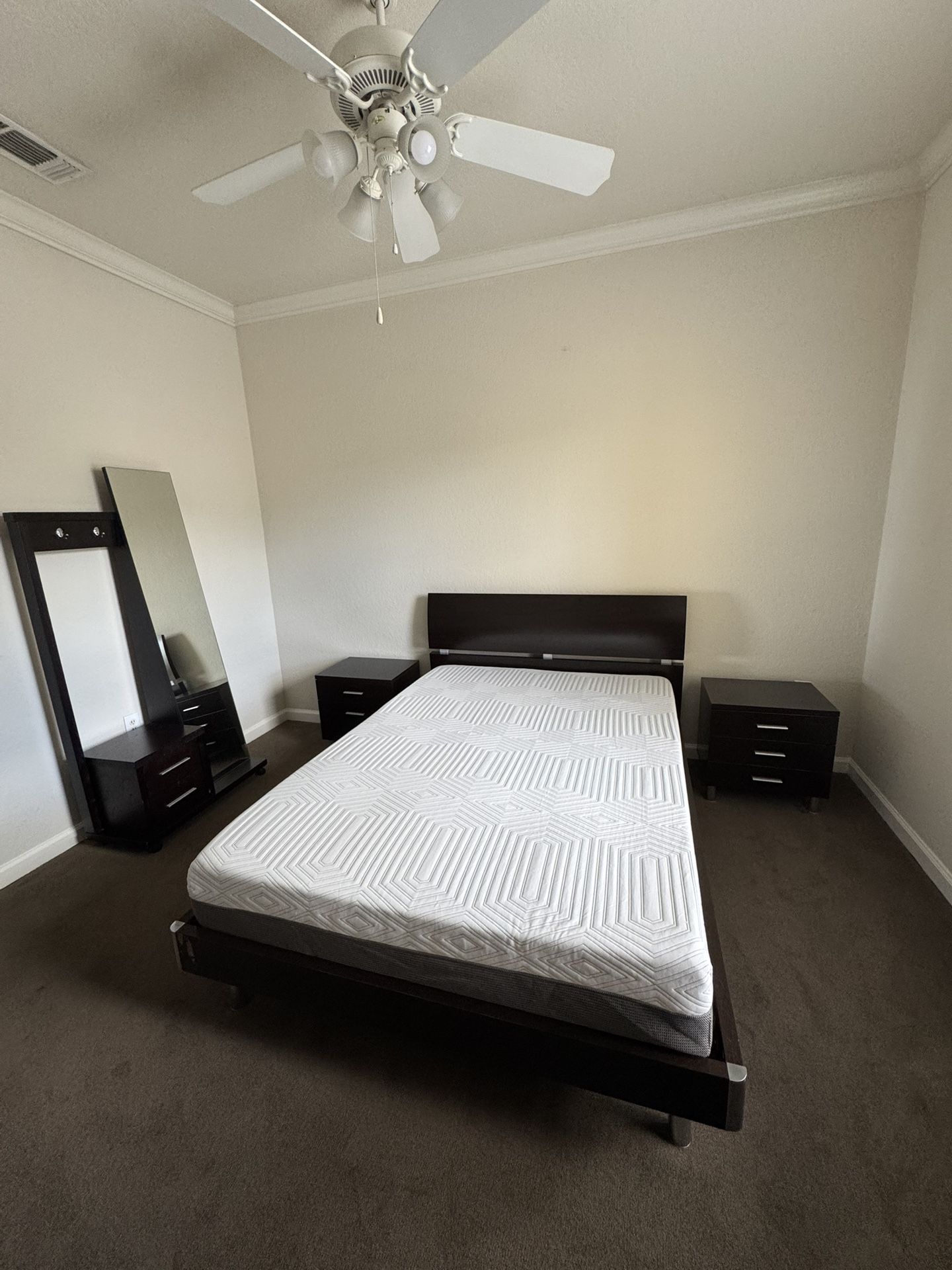 Bedroom Set – Good Condition 🛏️