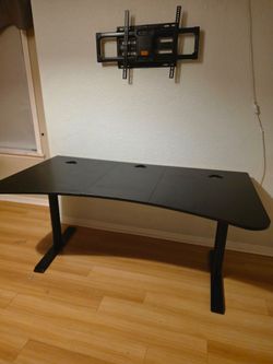 63" Arozzi Arena Gaming Desk MUST SELL TODAY IN WINTER PARK