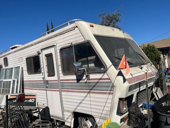 Free rv for scrap or project  ran when parked over 10 years ago would need a tow..