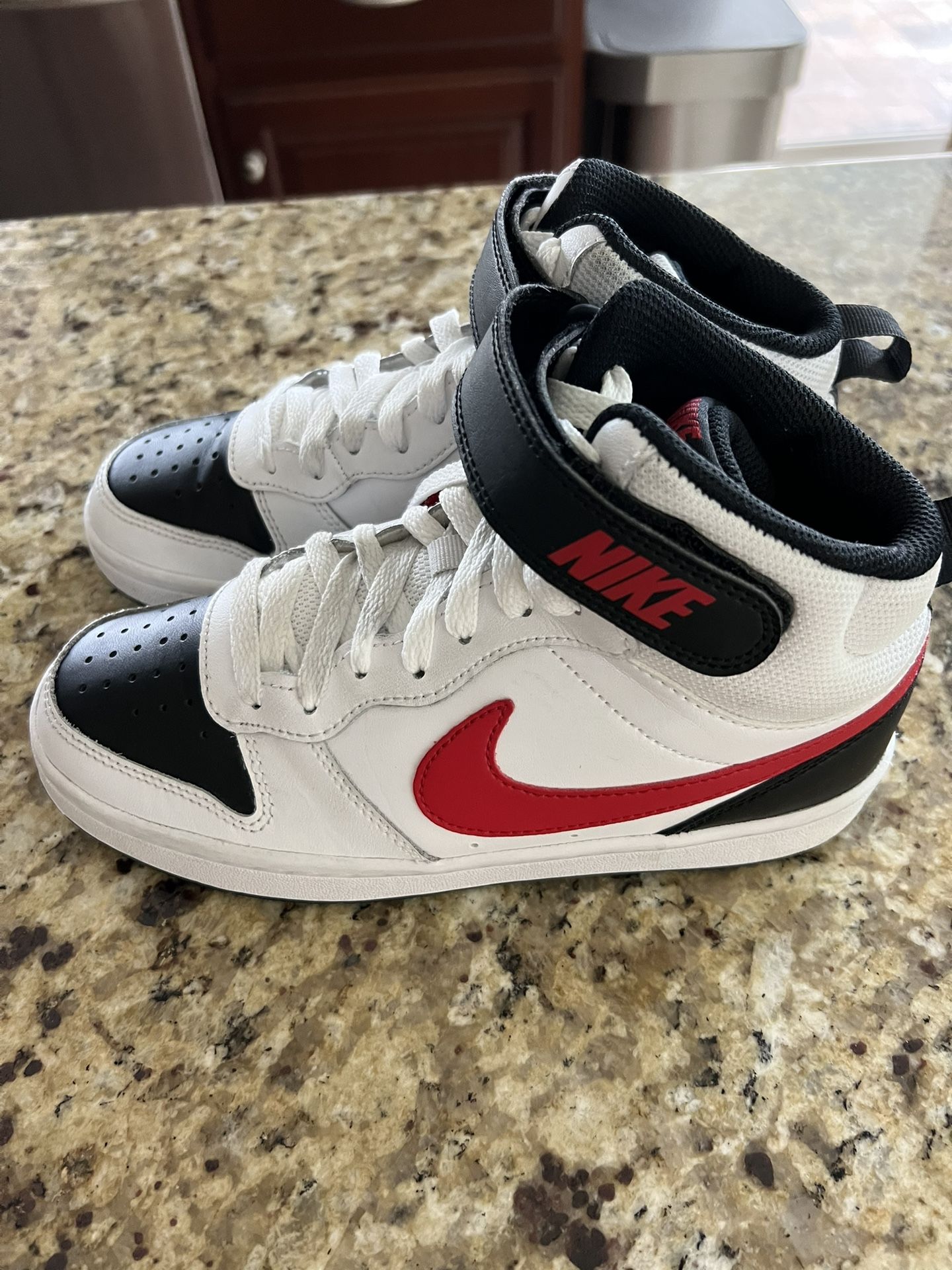 Nike Basketball / Hightop Shoes. Size 4.5