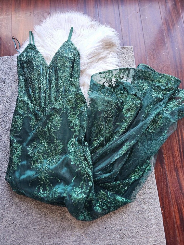 Stunning Prom Emerald Green glittery mermaid dress / the fitting is a fabulous ending with an elegant and glam train.
