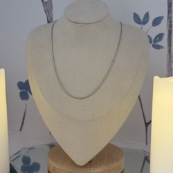 Sleek Silver-Tone Necklace Minimalist Design 