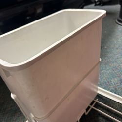 Trash can 
