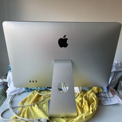 Apple Monitor, Wired Keyboard, Wired Mouse