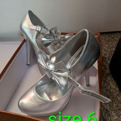 Fashionable Women's Silver High Heels With Bow 