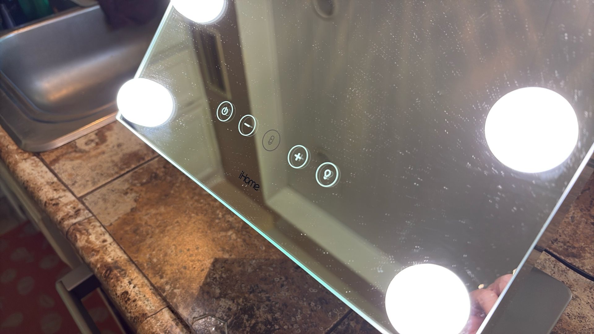 iHome Hollywood  Vanity Mirror Pro W/Bluetooth