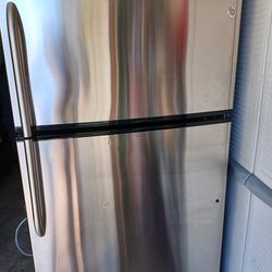 Stainless Refrigerator Top Freezer 
