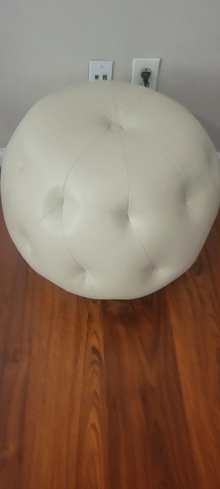 Tufted Round Storage Ottoman
