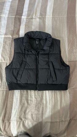 New Forever 21 Cropped Puffer Jacket Vest