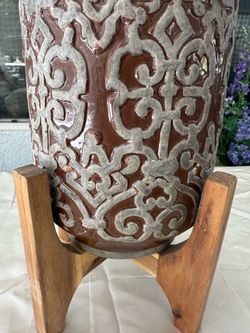 Vintage vase with stand