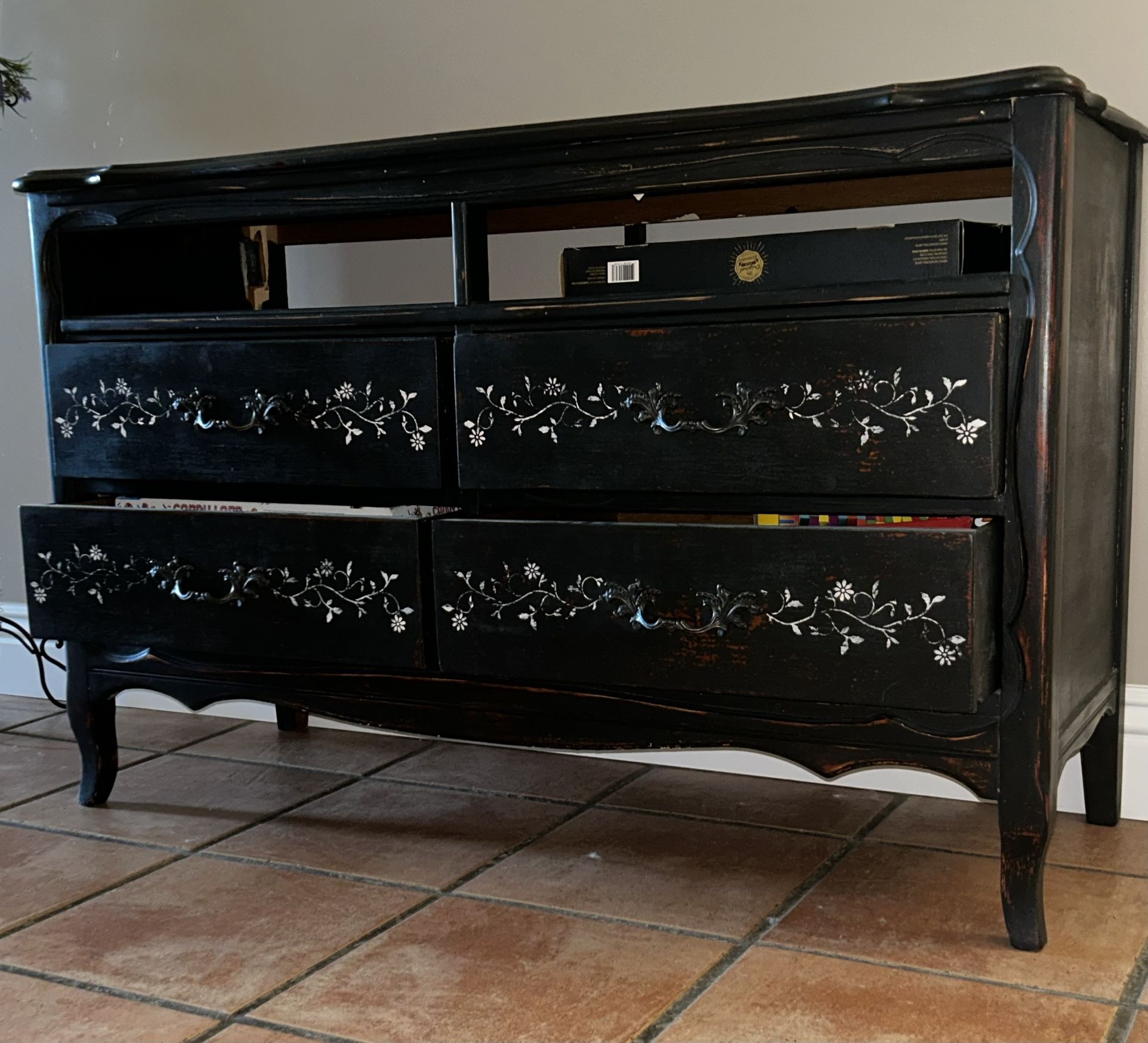 Black Dresser/entertainment 