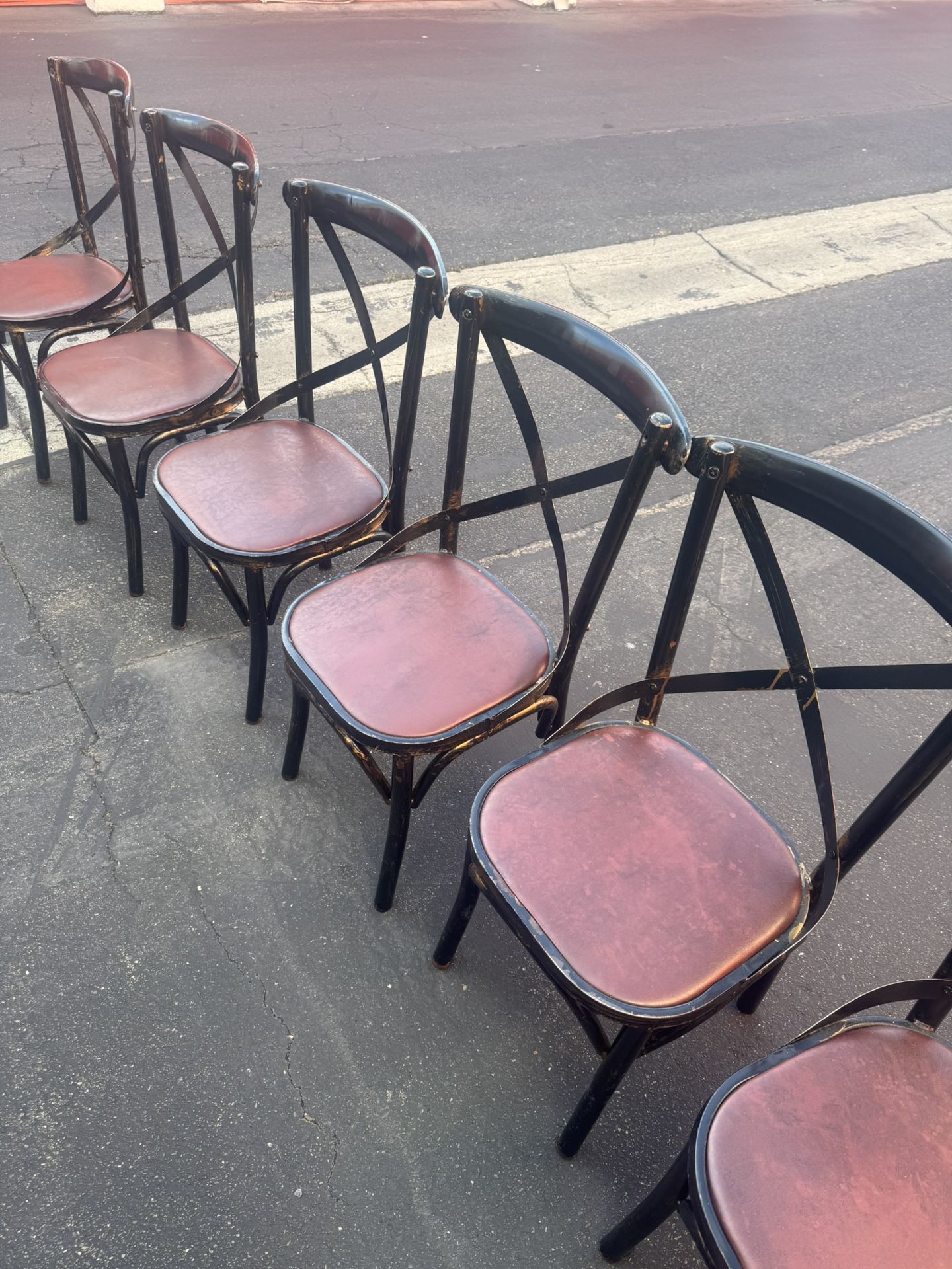 6 Good Metal Chairs $10 each / 6’sillas De Matal Buenas / Local delivery Available / $10 cada una
