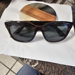 RAY BAN RB 4159 UNISEX SUNGLASSES WITH A CASE. BRAND NEW WITH TAGS