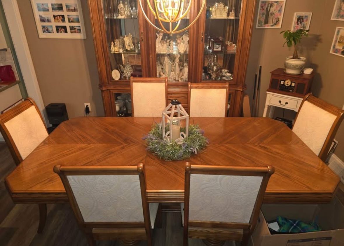 Dining Room Table & Hutch/Cabinet