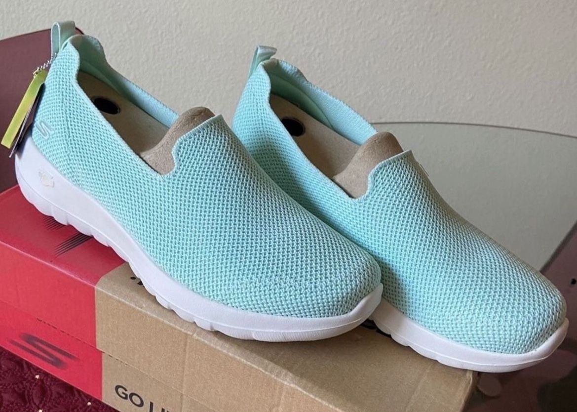NEW Sz 7 Pistachio Color Skechers $40. π