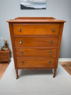 VINTAGE MAPLE WOOD DRESSER