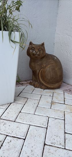 Garden kitty cat gold tone statue 19 tall x 15 wide. Not cement, concrete or marble. Plaster or heavy ceramic. Use as is or repaint. Now only $35.