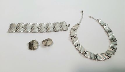Vintage Trifari Necklace, Bracelet And Earrings Set