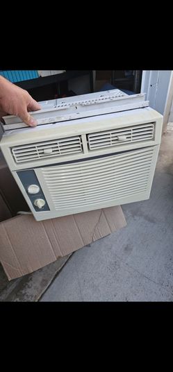 Small room air conditioner