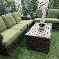 🌴🌴 Beautiful wicker patio set in very good condition, very good quality from Costco