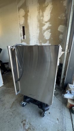 Marvel Outdoors 24” refrigerator/freezer w/ ice maker