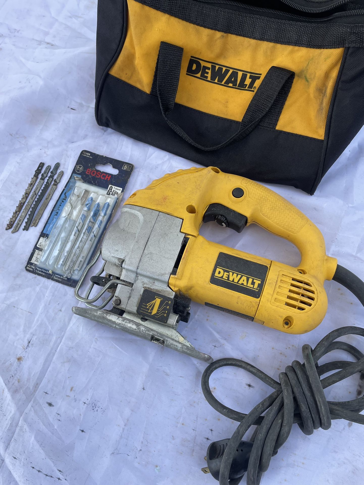 DEWALT DW317 —Vari Spd Orbital Jigsaw-5.5 A, Keyless Blade Clamp, 10 Assorted Blades, 8’ Cord, Canvas Bag
