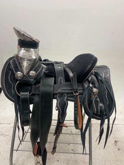 Montura charra de cuero cincelada a mano con fuste plateado