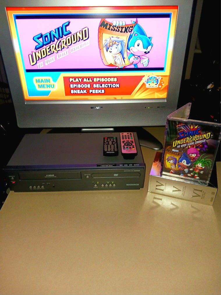 Magnavox VCR VHS DVD Recorder Player With Sharp Liquid Crystal Display TV With Remote Beautiful Color Flat Screen Works Like New Perfect Condition! :-