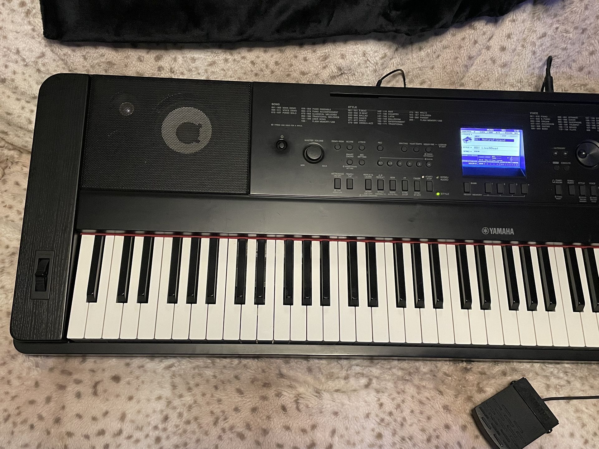 Electric Digital Grand Piano Keyboard (Yamaha) DGX-660
