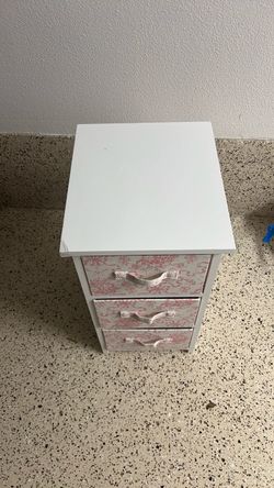 Cabinet with 3 shelves