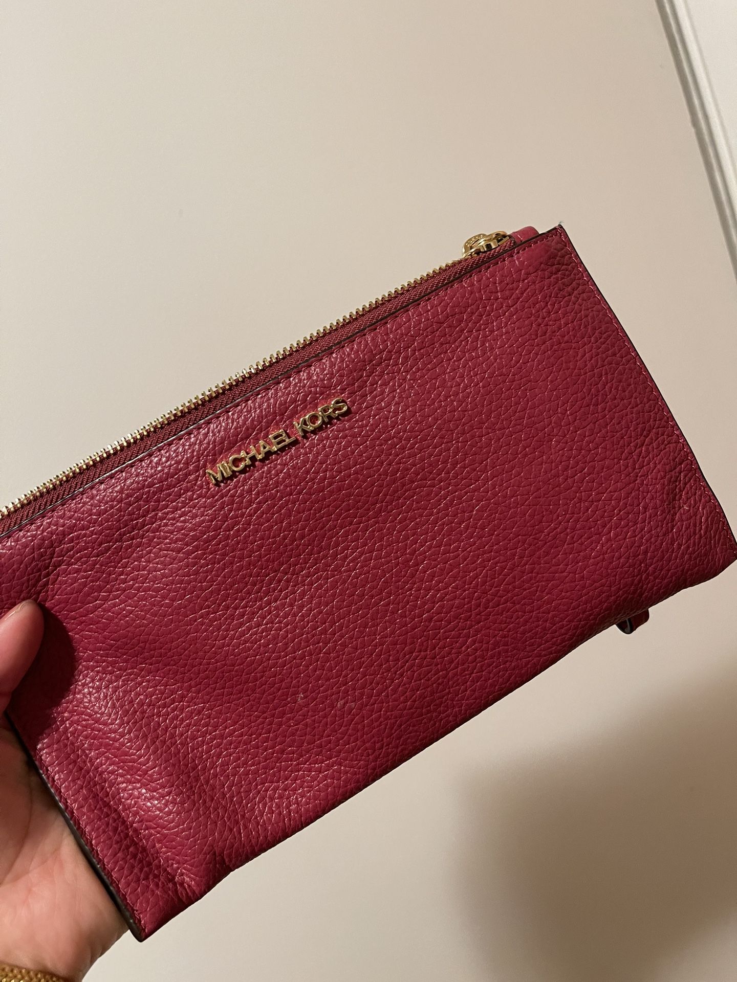 Michael Kors Medium Wristlet for Sale in Atwater, CA - OfferUp