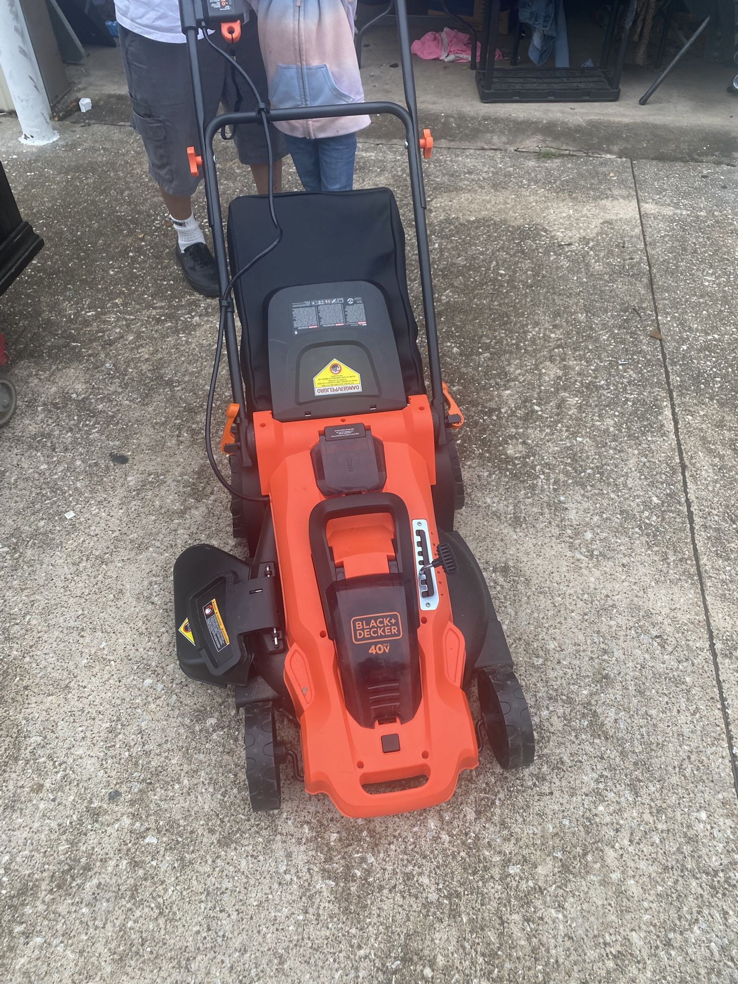ELECTRIC MOWER WITH CHARGER AND 2 BATEERIES