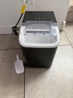 Portable ice cube maker