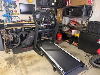 Horizon Fitness 7.8 AT Treadmill – Variable Response Cushioning + FeatherLight Folding – Runs Great