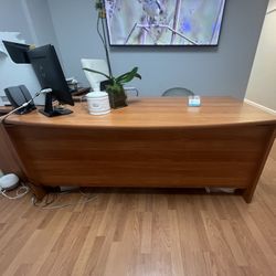 FREE Modern Main Office Desk – Wood Finish, Great Condition (Side Desk Not Included) 