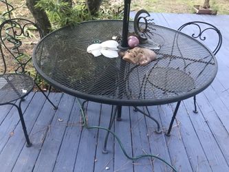 Nice metal table in good condition