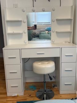 Beautiful white makeup vanity in excellent condition