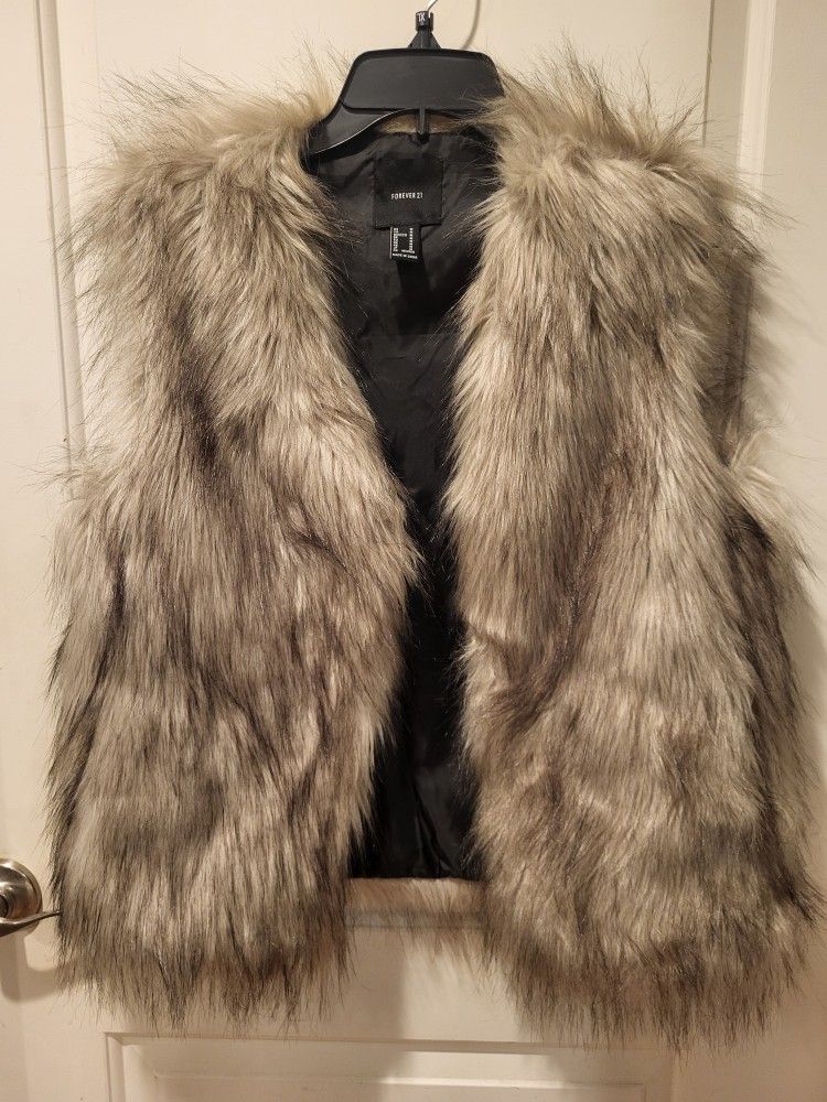 Forever 21 women's size Medium Faux Fur vest