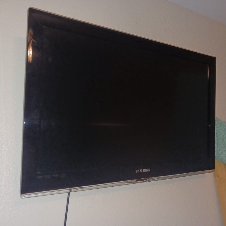 Samsung 32 In Flatsreen Tv With Remote.....Wall Mount Is Not Included