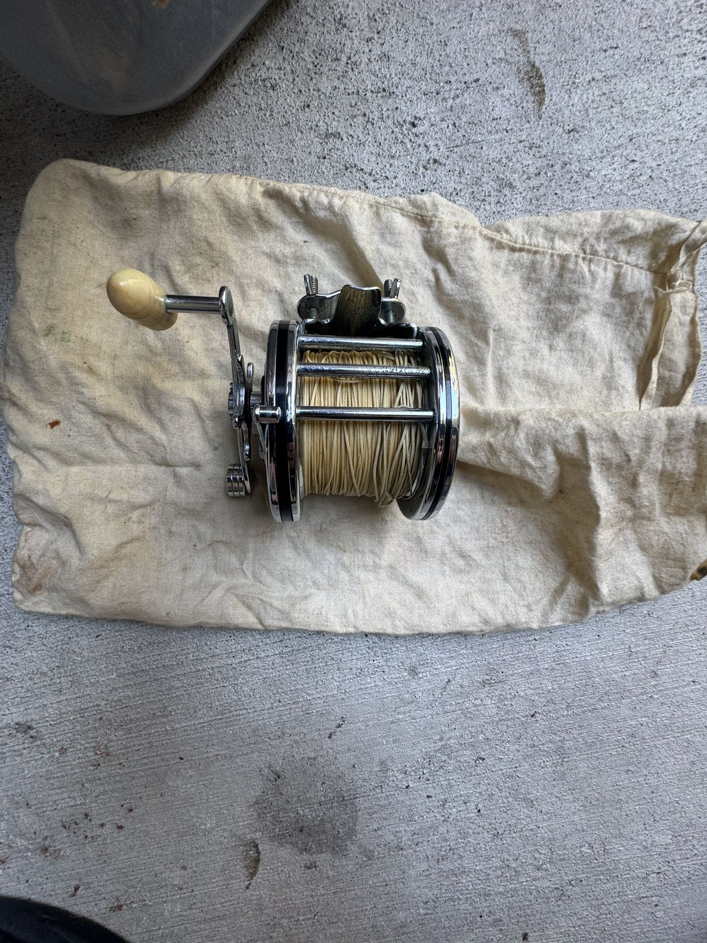 FISHING REEL