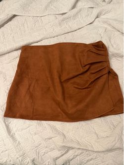 Brown suede mini skirt with zipper closure and slit