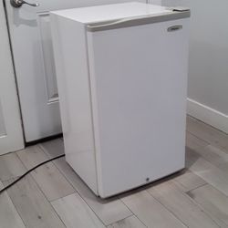 Mini Fridge 20 W X 18 L X 34 H Inches 