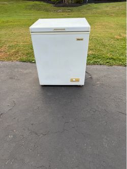 MAGIC CHEF FREEZER L 28" X W 23" X HT 34"