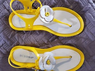 BCBG size 8 sandals