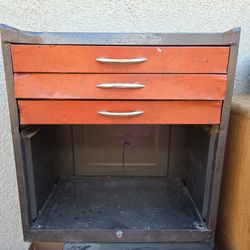 Metal tool cabinet