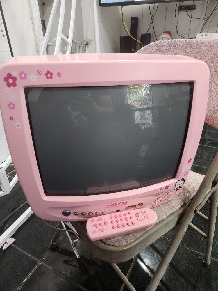 2003 Pink Hello Kitty 13" KT2113 Vintage Box TV with Remote