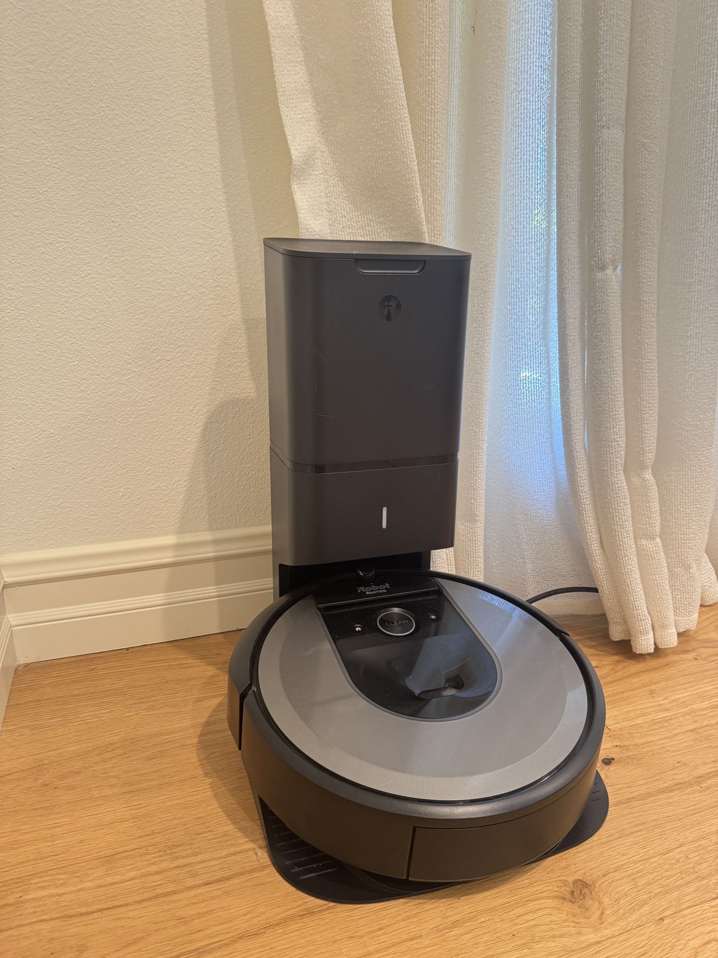 Used iRobot Roomba i8 + Dust Bag