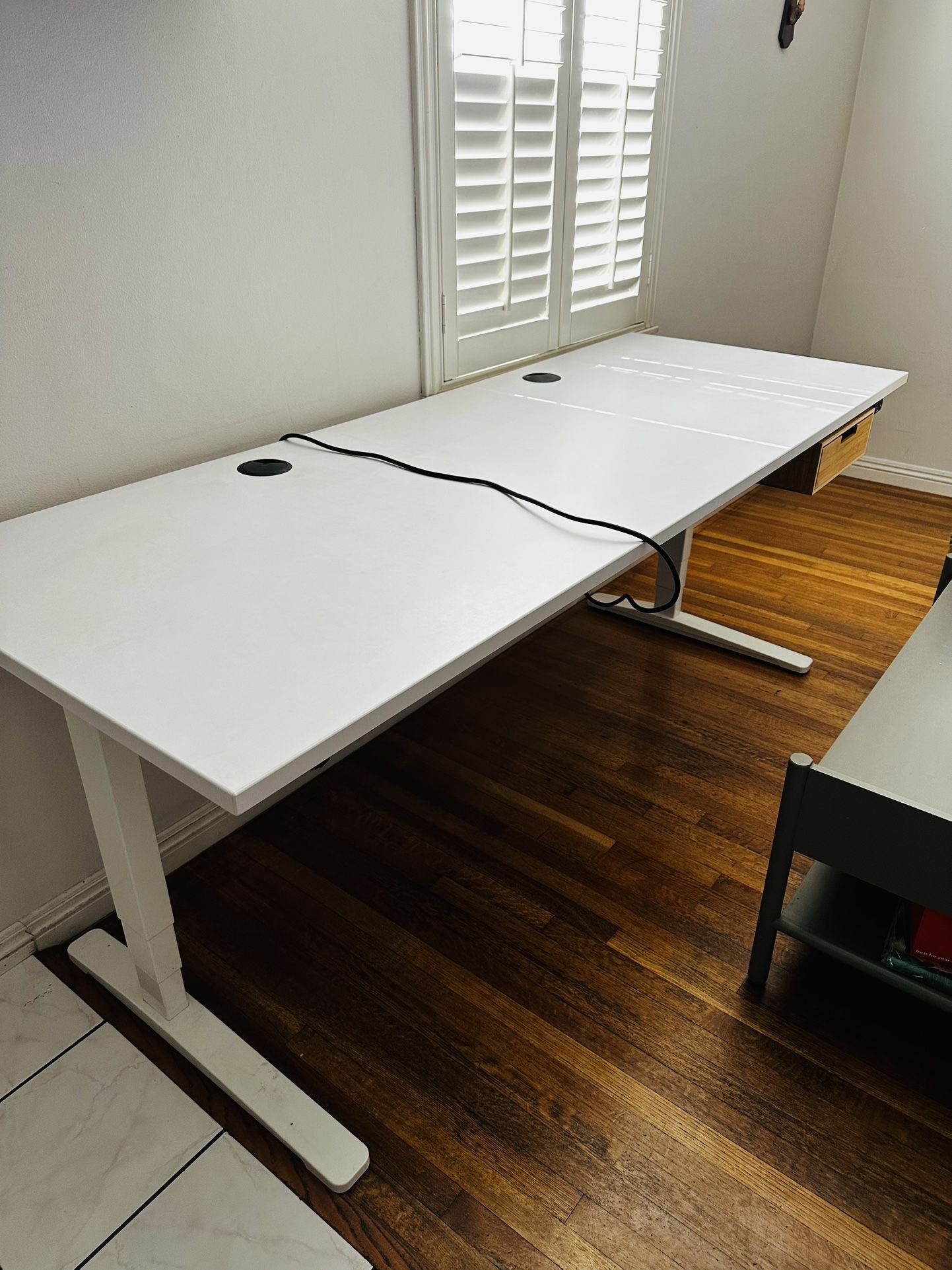 Uplift V2 Standing Desk - 80x30 White Laminate